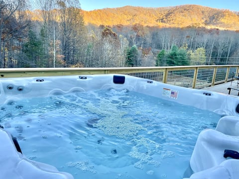 Quiet farmhouse, pond, hot tub, near Wintergreen
