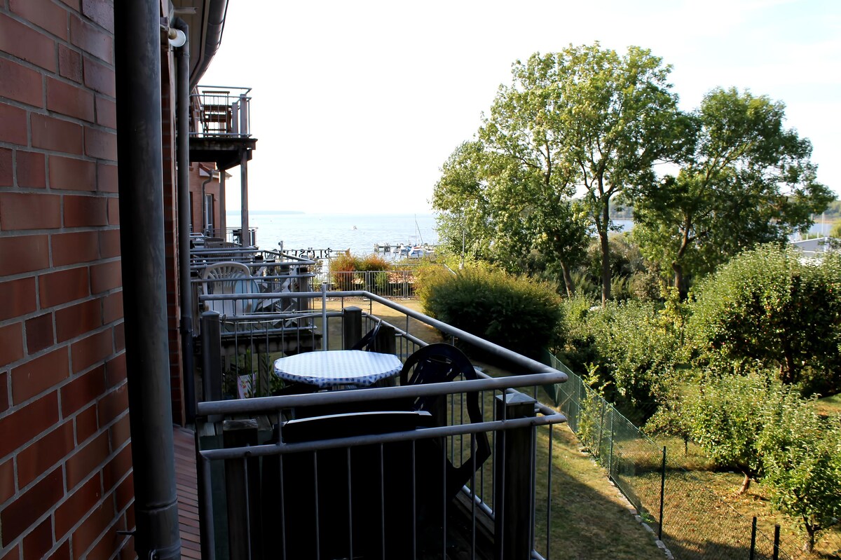 Top Airbnb: Beach-close apartment with lake view à Rerik