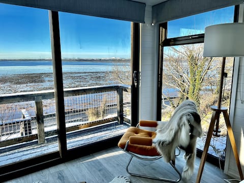 Brent lodge - luxury hill top living by the water