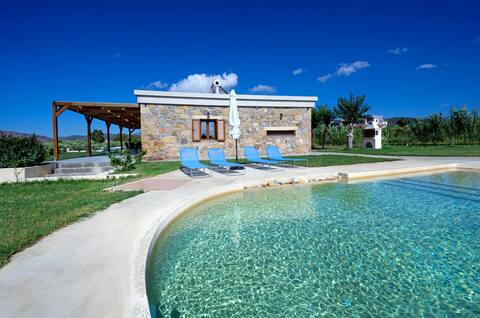 Iridanos Villa, 3 BD, pool, 550m from the beach!