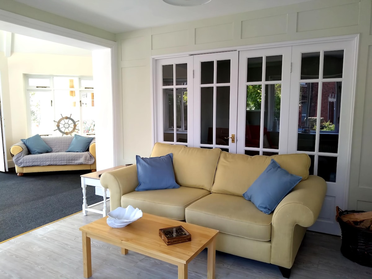 Anuncio de Airbnb popular: The Wheelhouse, parking+patio beach 10 min walk en Whitby