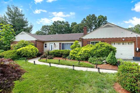 Beautiful 3 bdrm home w/heated pool in Alexandria