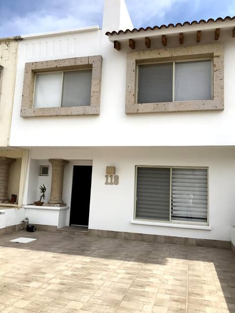 Casa en Coto Privado al Oriente de la Ciudad de la Ciudad.