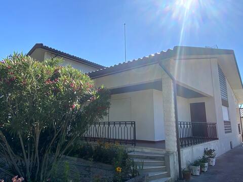 AUNT 'S HOUSE - POUTENA