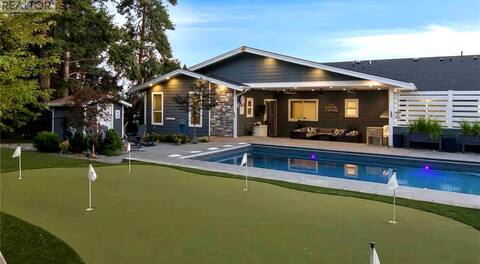 Pixie Beach with Pool, licensed BnB