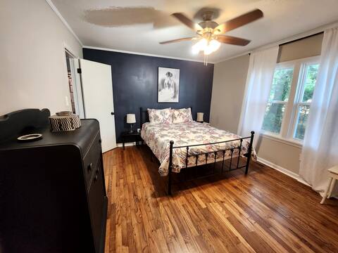 Downtown Newnan Spacious, Charming Bungalow