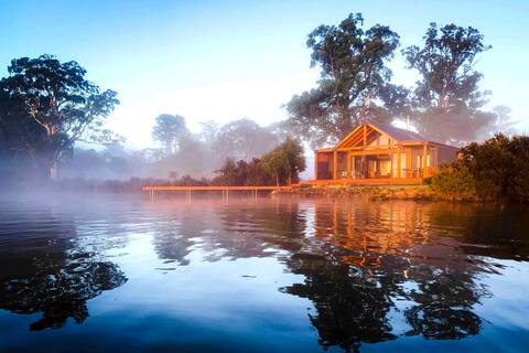 The Doctor‘s - Luxury lakefront container chalet