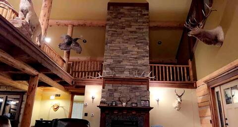 Luxurious log home with mntn views
