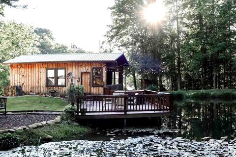 The Pond House with Hot Tub in TN