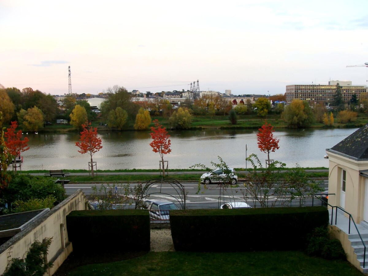 Popular Airbnb listing: BORD DE MAINE 60 m2 apartment city center – CHU in Angers