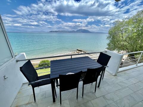 Stunning Beachfront Apartment "Strátos"