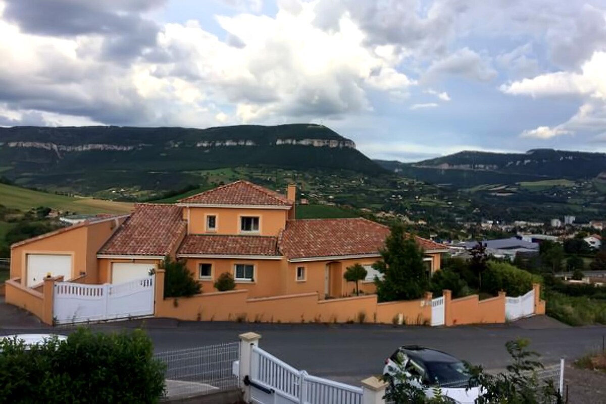 Proprietà Airbnb di successo: Modern 160 m² villa overlooking the Viaduct a Millau