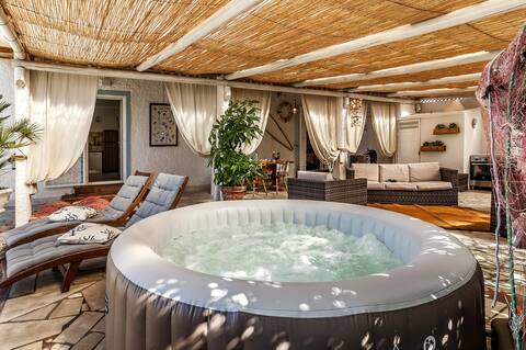 Villa with Garden, fiber WI-FI, Pool and BBQ