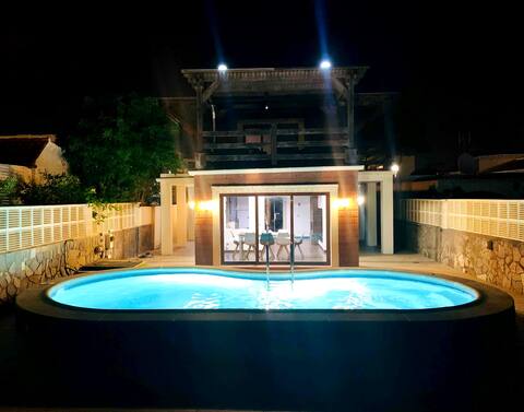 Private pool & rooftop pergola, 1 min to the beach