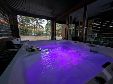*LUXE*HOTTUB*FIREPIT*SUPERHOST*Walk2DTMatthews*EV*