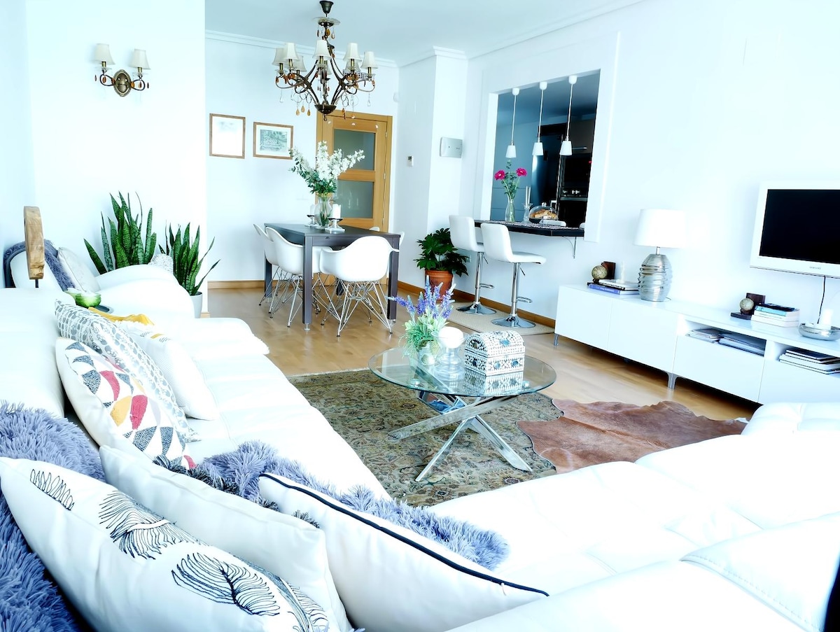 Popular Airbnb listing: Lovely, Huge Apt. Downtown, beach, park* in Alacant / Alicante