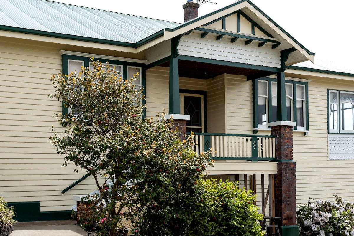 Successful Airbnb property: Comfy home by CBD. Parking, WiFi, Outdoor living. in City Of Launceston