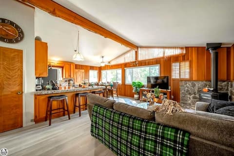 Dog friendly, family cabin amongst the trees