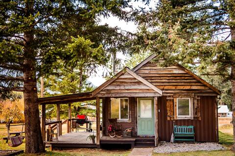 Cozy Orchard Cabin, 10 min to Glacier w/ hot tub