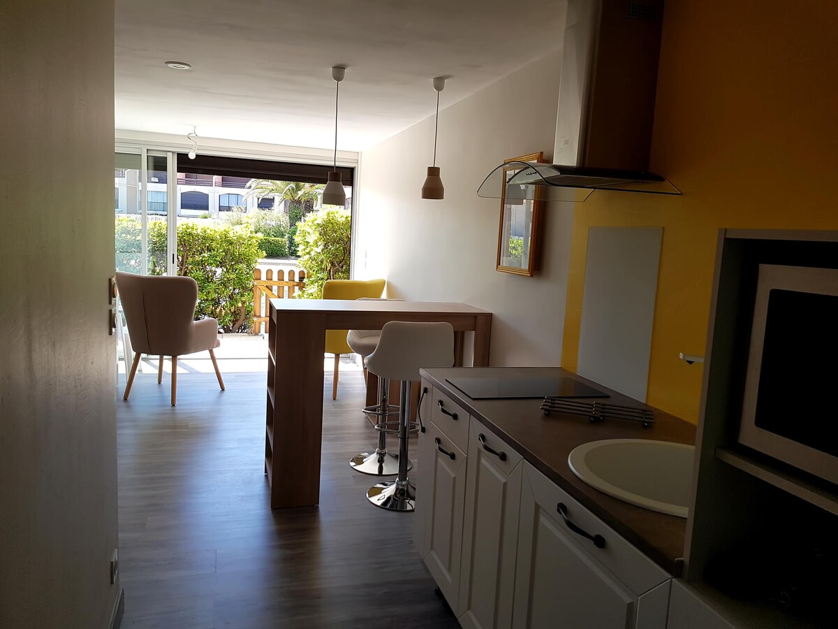 Successful Airbnb property: Studio on the Marina, on the waterfront in Saint Cyprien