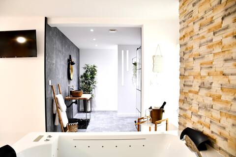 Private Spa Suite & swimming pool 30 minutes from Montpellier