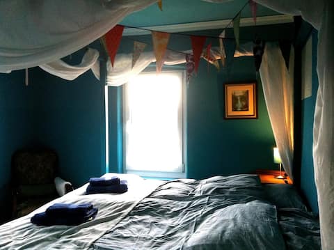 Zschinrstein Fewo: fireplace, 4-poster bed, hanging chair
