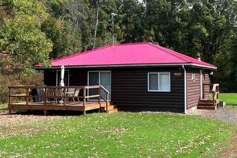 Cozy two bedroom cottage walking distance to lake