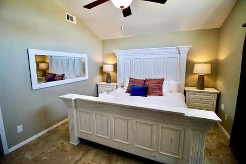 Fun New Family Extravaganza Sleeps 10 & King Beds