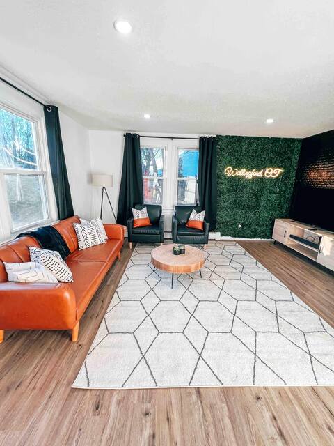Central & Chic Apt Sleeps 7