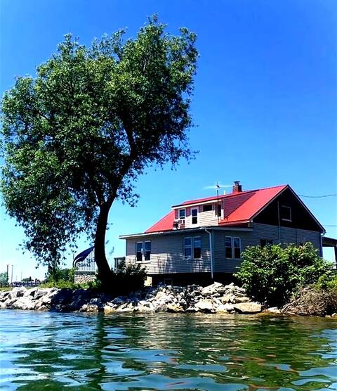Cabin on Lake Huron with beautiful views & Dock