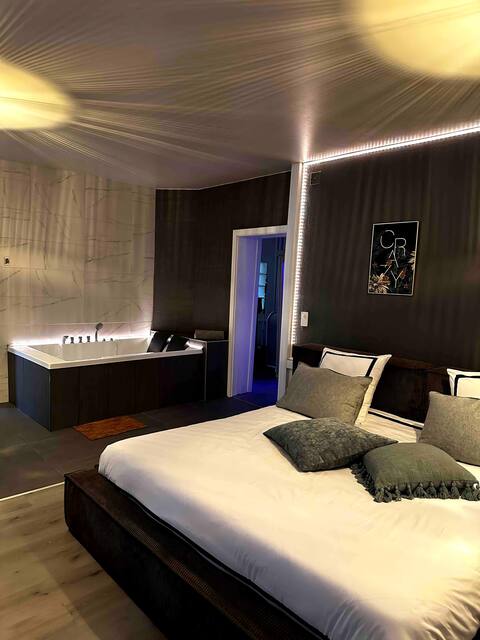 La Suite 44
Bedroom with spa