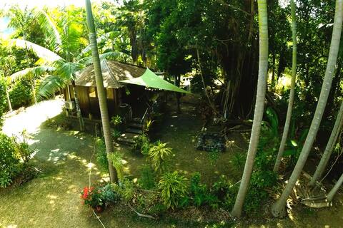 Balinese bungalow 50 m from the beach