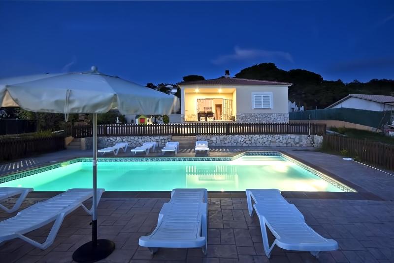 Annonce Airbnb populaire: A house with views and a swimming pool in Lloret de Mar. à Vidreres