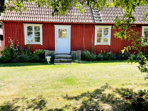 Wonderful cottage with unique location in Kivik's apple grove!
