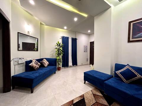 Extravagant 2 Bed Getaway w/ AC, Netflix & Balcony