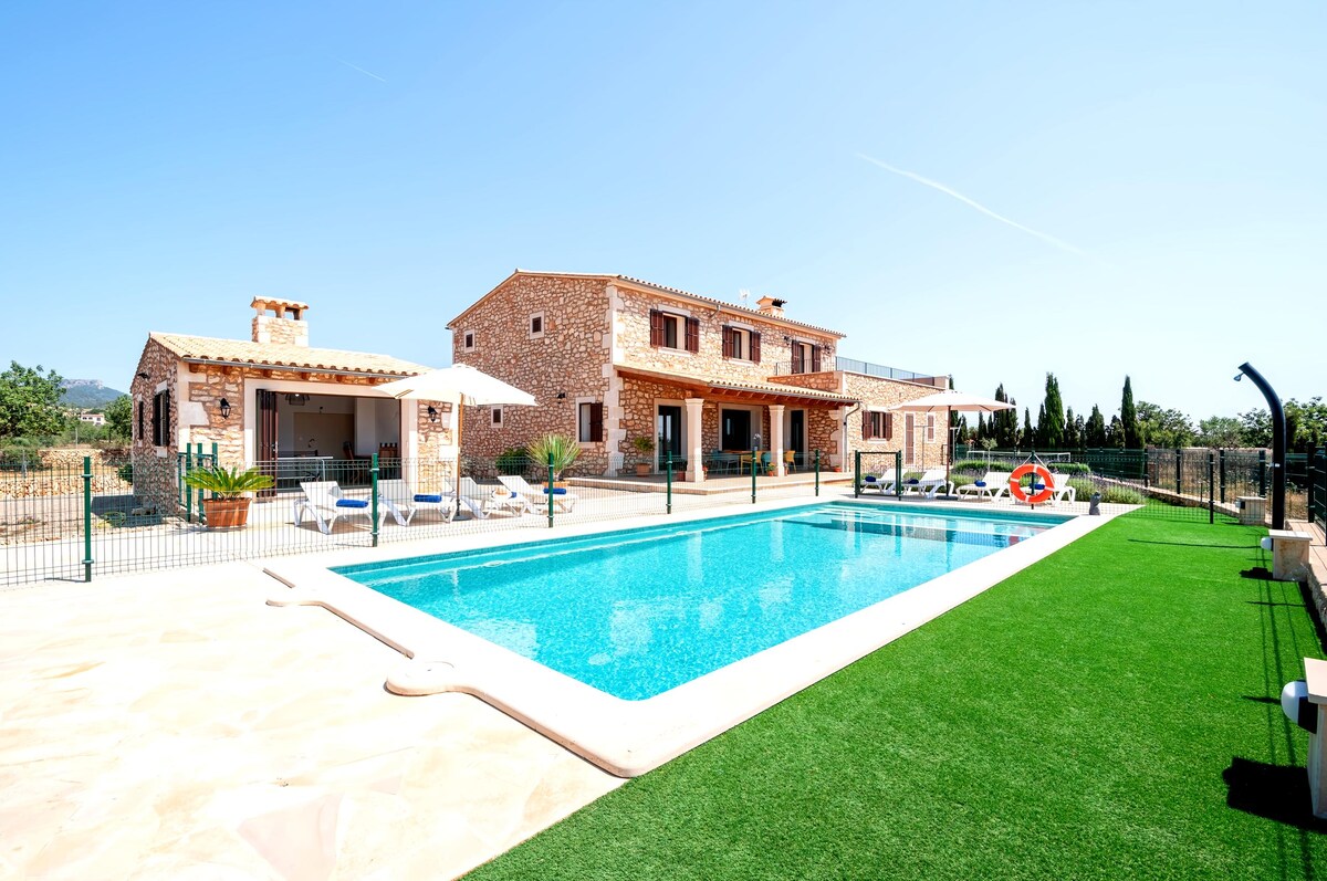 Top Airbnb: House with a swimming pool, barbecue, A/C, and Wi-Fi en Santanyí