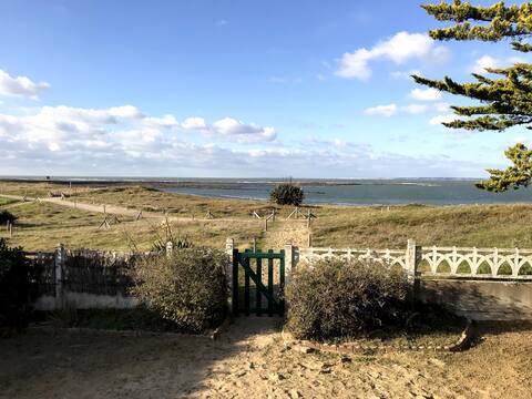 House, view and direct access to Beach