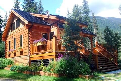 Resplendent Mountain Lodge adjacent to Jasper