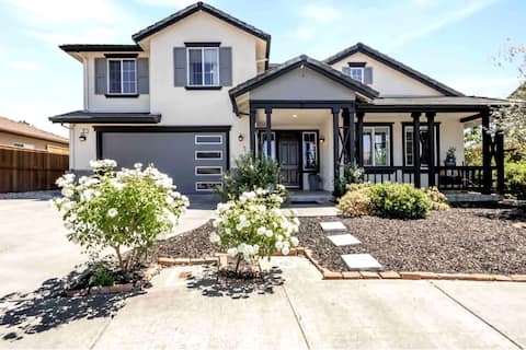 “ART house” 10 min to napa/hilltop views/pooltable