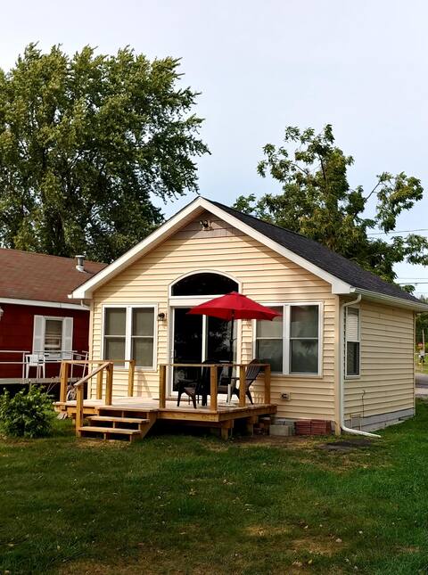 Waterfront Niagara River Cottage