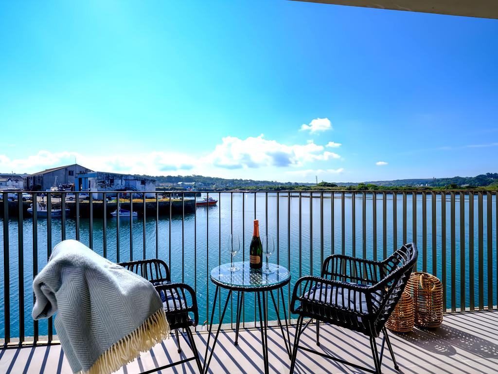 Luxury townhouse in a prime waterside location