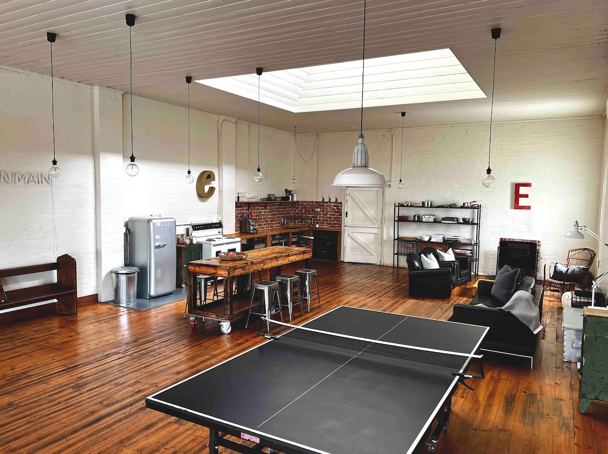 Anuncio de Airbnb popular: 77 on Main - Old Shop Front en Shire Of Colac Otway