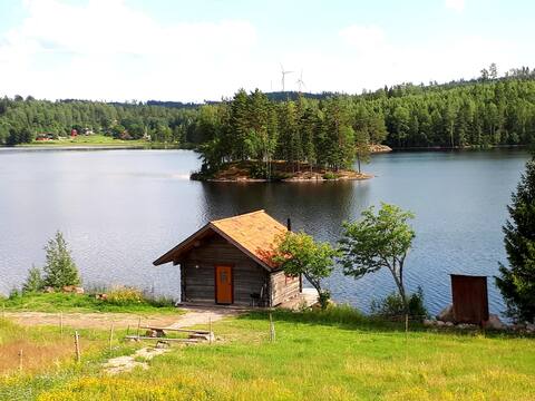 Lake cabin with all the amenities by the fishing lake.