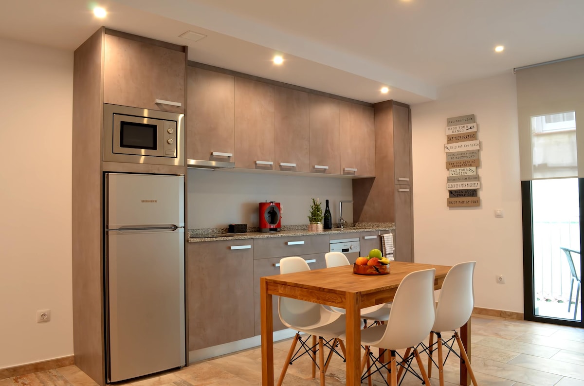 Successful Airbnb property: 2.2 - NEW in downtown ROSES with WI-FI/AC 60m from the SEA in Roses