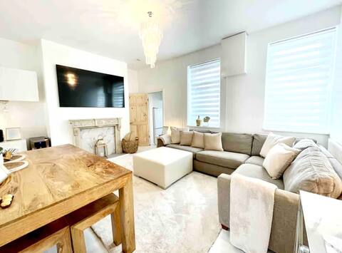 Coastal, Stylish 3 Bedroom Property, Sea Views