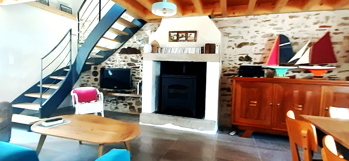 Popular Airbnb listing: Small fisherman's house by the beach in Mesquer