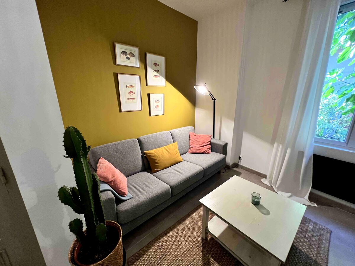 Top performing Airbnb: Renovated apartment close to train station in Cavaillon