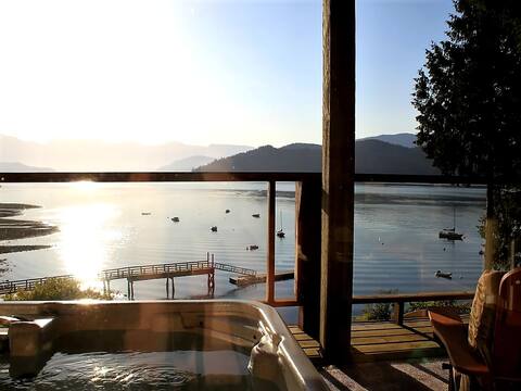Soles Ora Oceanfront Suite:  King Bed & Hot Tub