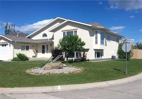 Spacious fully furnished home in Pincher Creek
