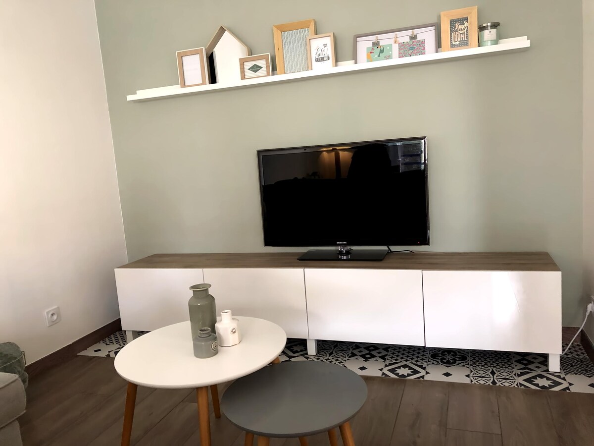 Top performing Airbnb: T2 49 m2 in the heart of the St Cyprien district in Toulouse in Toulouse
